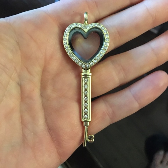 Rhinestone Magnetic Heart Locket Key Shape Pendant - Picture 4 of 4